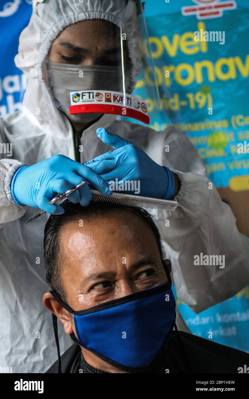 Makassar, Indonesia. 17th May, 2020. A barber cuts the hair of health workers and doctors by using hazmat clothes and face shields according to the Covid-19 protocol at the Indonesian Doctors Association Makassar, Indonesia. 17th May, 2020. A barber cuts the hair of health workers and doctors by using hazmat clothes and face shields according to the Covid-19 protocol at the Indonesian Doctors Association