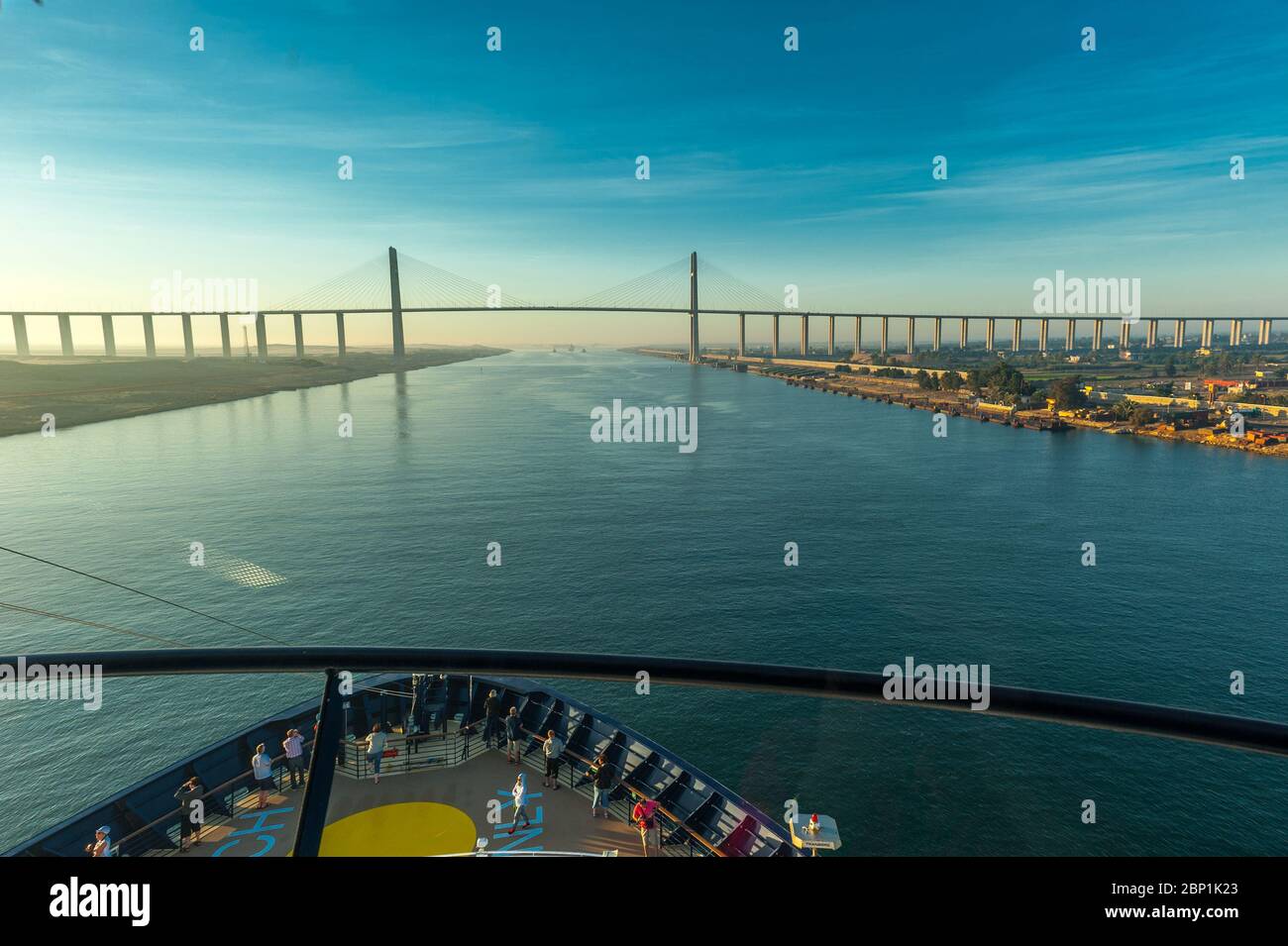 Suez Kanal von der Brücke eines Kreuzfahrtschiffes Stock Photo