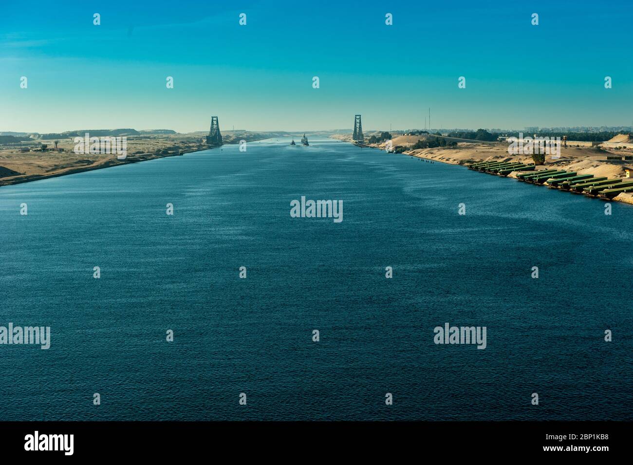 Suez Kanal von der Brücke eines Kreuzfahrtschiffes Stock Photo