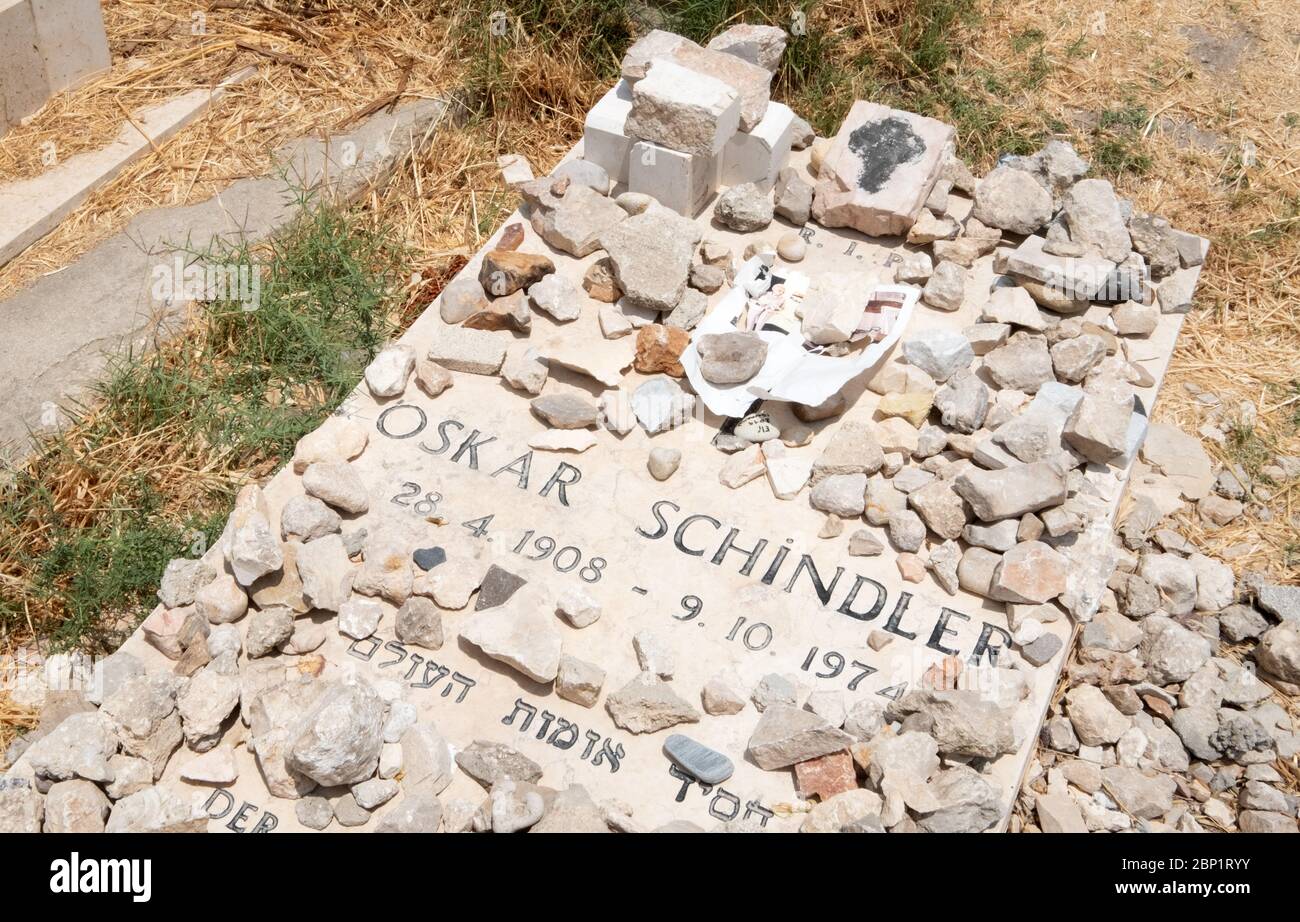 Jerusalem, Israel. 17th June, 2019. Homage stones on the grave of German businessman Oskar Schindler, in the Catholic cemetery in Jerusalem. The inscription on the grave reads: 'The unforgettable savior of 1,200 persecuted Jews'. Credit: Bernd Weißbrod/dpa/Alamy Live News Stock Photo