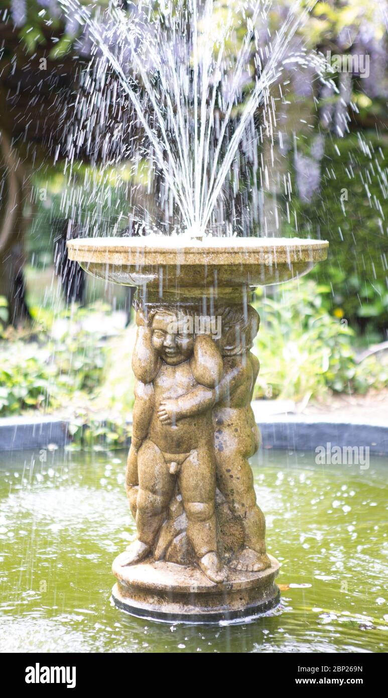 Cherubs fountain hi-res stock photography and images - Alamy