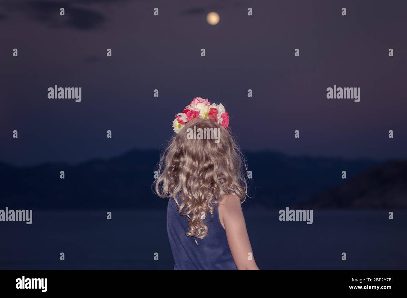 Kids looking at the night sky hi-res stock photography and images - Alamy