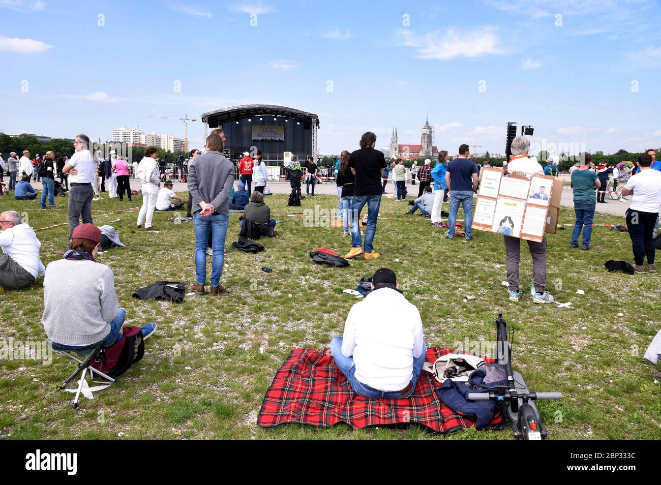 Munich, Deutschland. 16th May, 2020. Demonstration versus the corona measures on the Theresienwiese. Munchen, May 16, 2020 | usage worldwide Credit: dpa/Alamy Live News Stock Photo