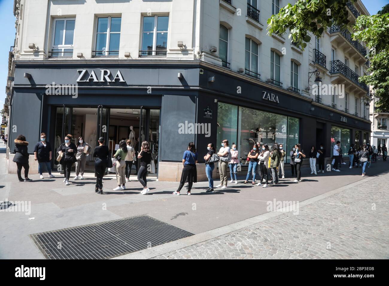Paris france zara hi-res stock photography and images - Alamy