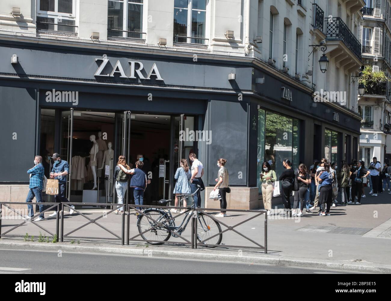 Paris france zara hi-res stock photography and images - Alamy