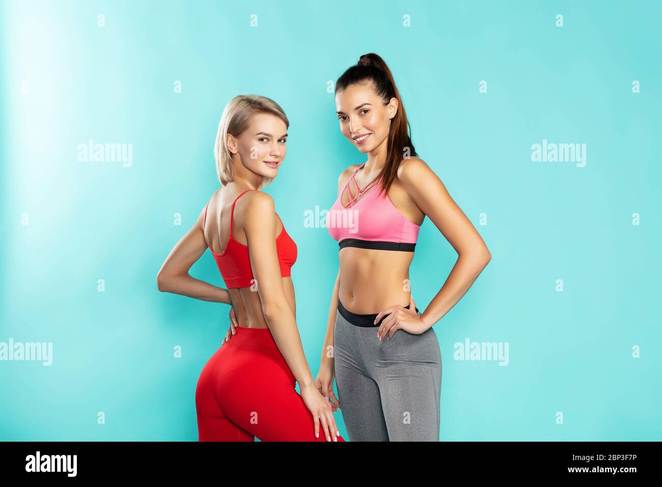 Привела девочку. Девушка отвернулась от парня. Парень знакомит девушку с родителями. Парень знакомится с родителями девушки. Парень пристаёт к.