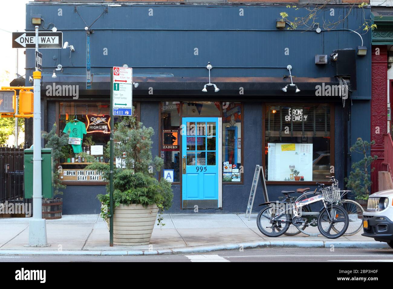 Lion's Head Tavern, 995 Amsterdam Avenue, New York, NY. exterior storefront of a neighborhood bar in Manhattan's Manhattan Valley neighborhood. Stock Photo