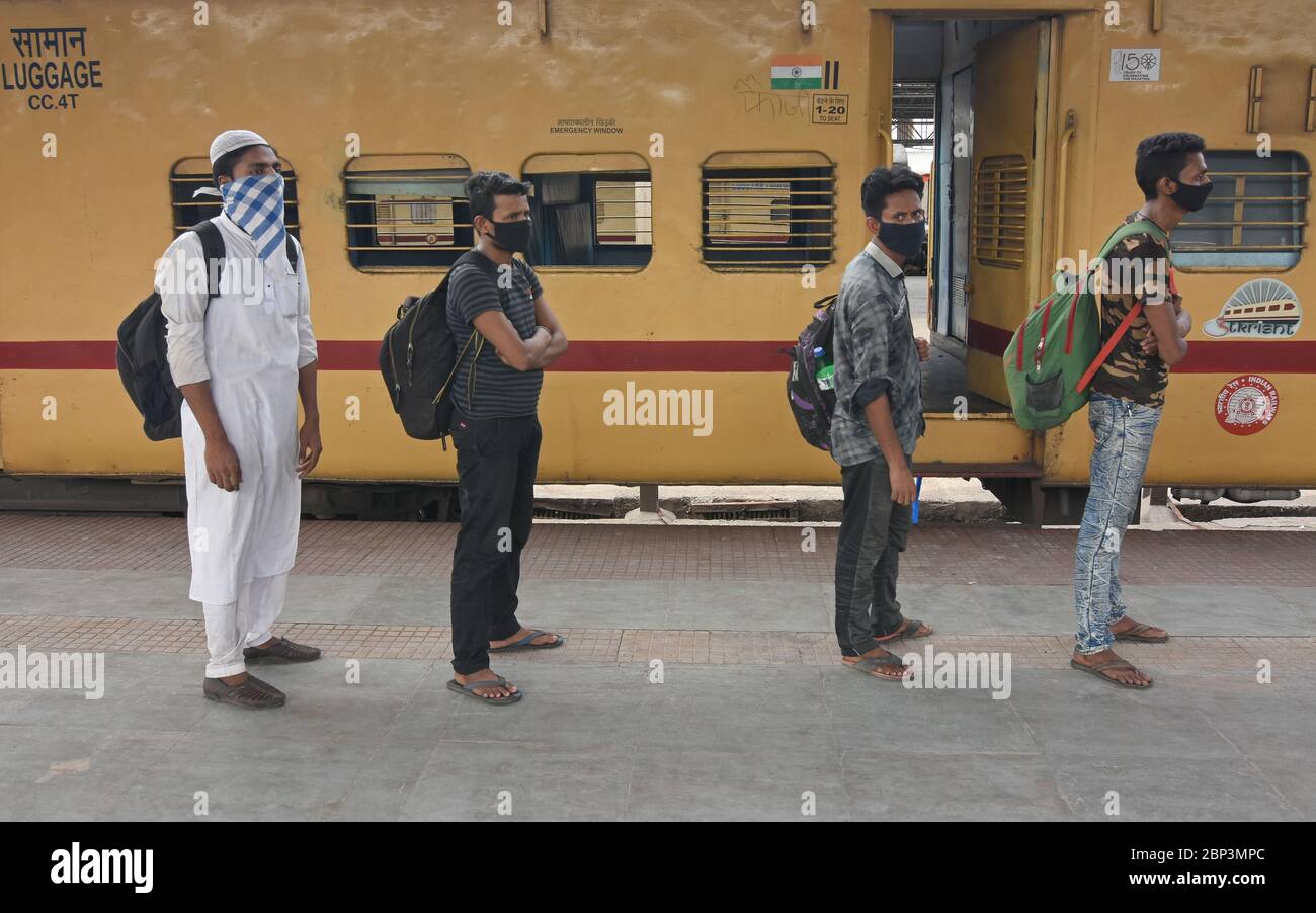 Howrah, India. 17th May, 2020. (5/17/2020) Passengers of Shramik Special train waiting on queue for their thermal screening and other formalities by Indian Railways before leaving Howrah Station (Photo by Suraranjan Nandi/Pacific Press/Sipa USA) Credit: Sipa USA/Alamy Live News Stock Photo