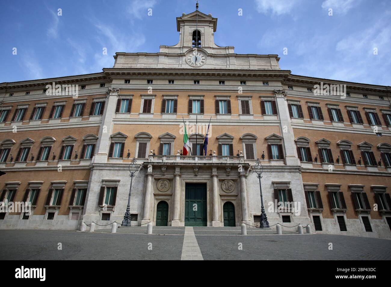 Roma, Italia, 17 maggio 2020: Il Parlamento italiano deserto a Piazza Montecitorio a Roma, nell'ultimo giorno di lockdown dopo quasi 3 mesi di quarantena per causa della pandemia Covid-19. Stock Photo