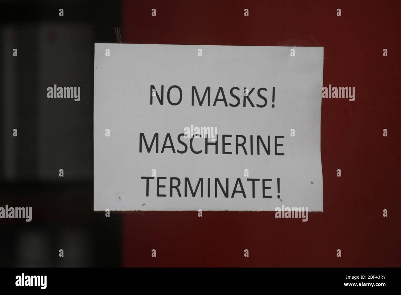 Roma, Italia, 17 maggio 2020: Cartello di una farmacia, maschere esaurite. Ultimo giorno di lockdown dopo quasi 3 mesi di quarantena per causa della pandemia Covid-19. Stock Photo
