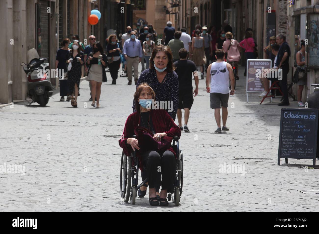 Roma, Italia, 17 maggio 2020: Persone che camminano a Roma, nell'ultimo giorno di lockdown dopo quasi 3 mesi di quarantena per causa della pandemia Covid-19. Stock Photo