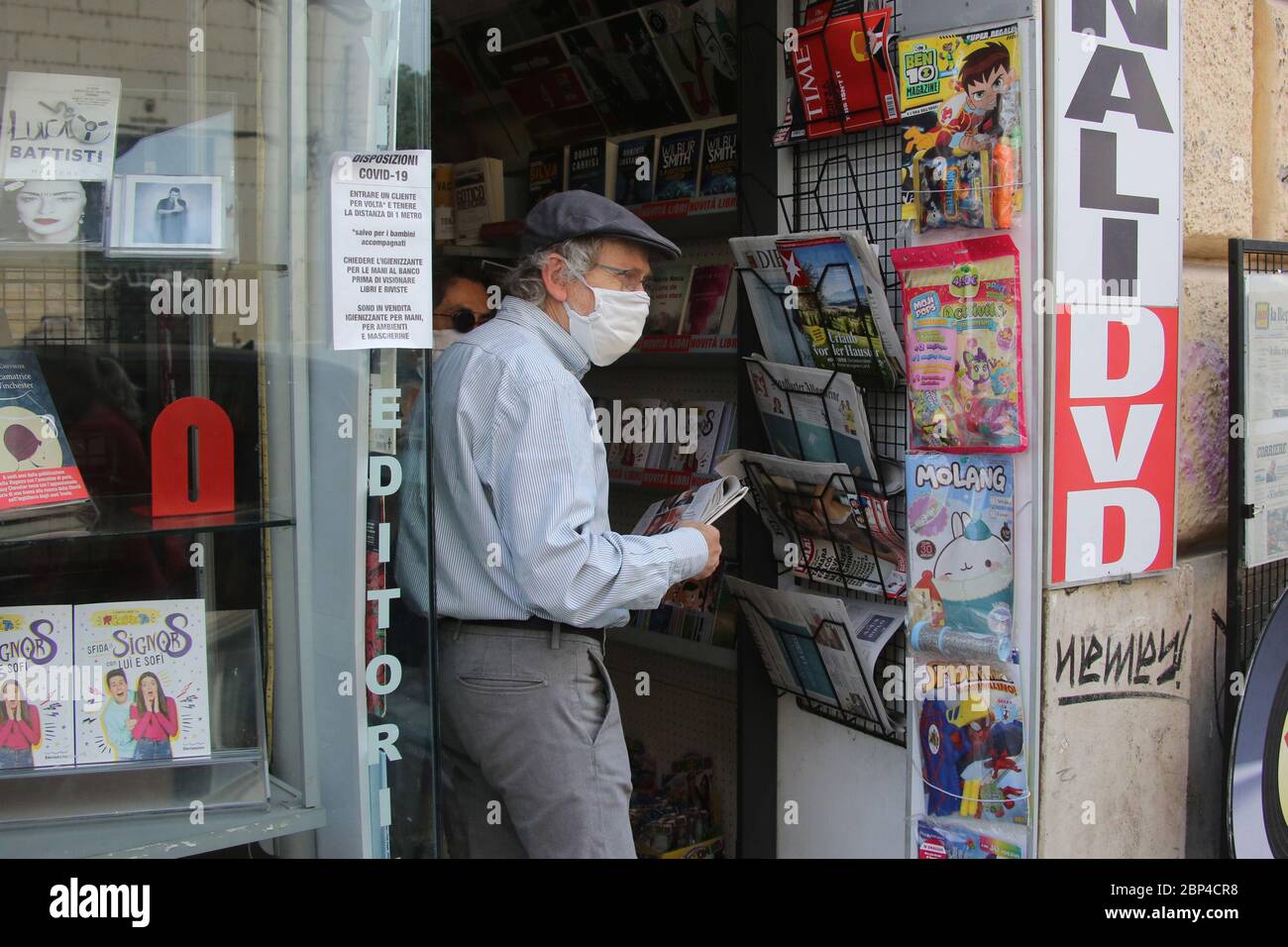 Roma, Italia, 17 maggio 2020: Uomo anziano acquista giornali in una edicola a trastevere a Roma, nell'ultimo giorno di lockdown dopo quasi 3 mesi di quarantena per causa della pandemia Covid-19. Stock Photo