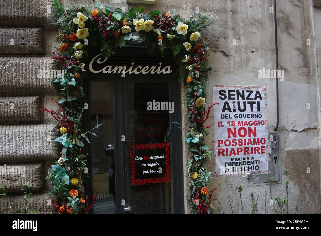 Roma, Italia, 17 maggio 2020: Manifesti di protesta dei negozianti a Roma, nell'ultimo giorno di lockdown dopo quasi 3 mesi di quarantena per causa della pandemia Covid-19. Stock Photo