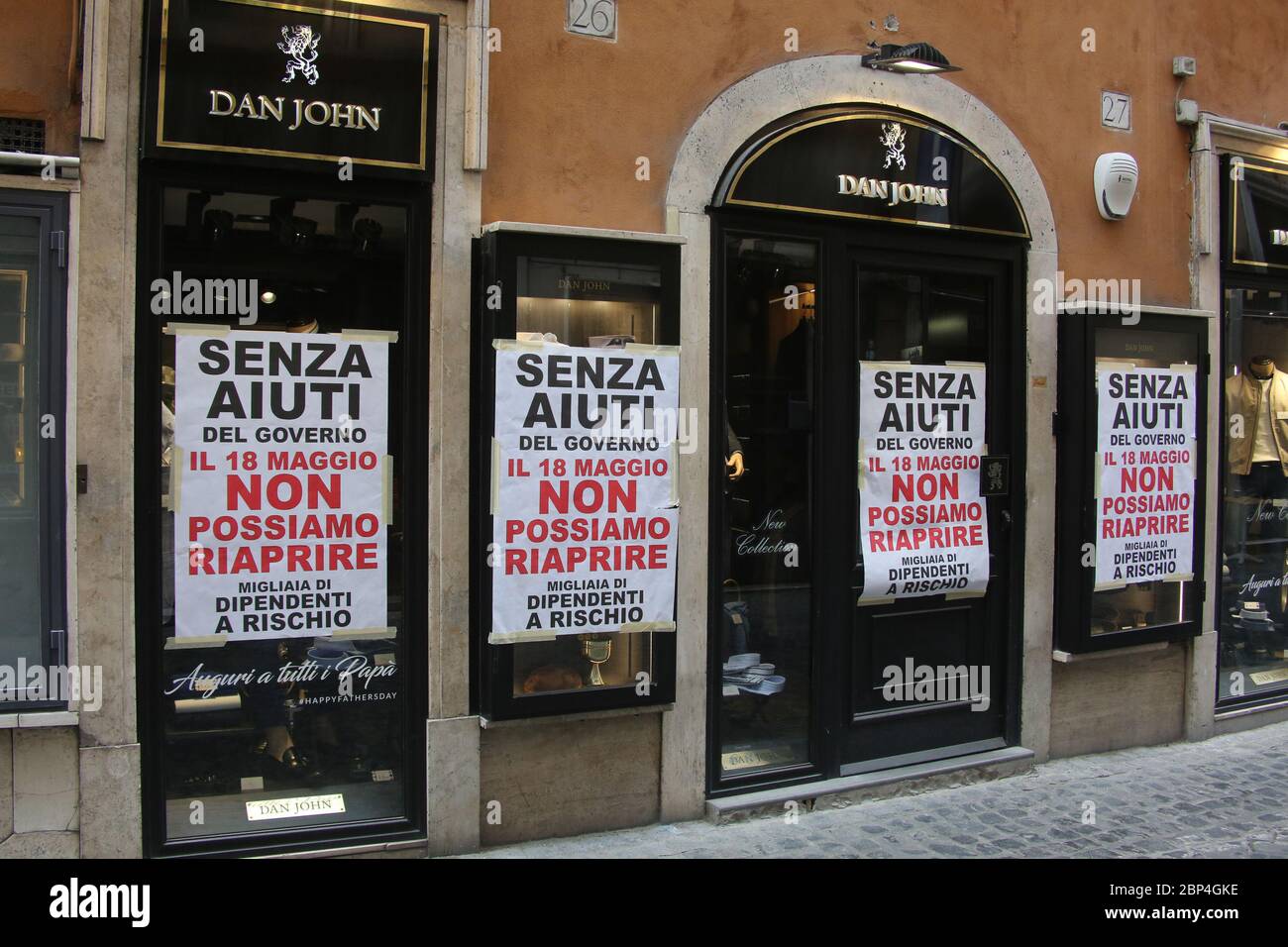 Roma, Italia, 17 maggio 2020: Manifesti di protesta dei negozianti a Roma, nell'ultimo giorno di lockdown dopo quasi 3 mesi di quarantena per causa della pandemia Covid-19. Stock Photo