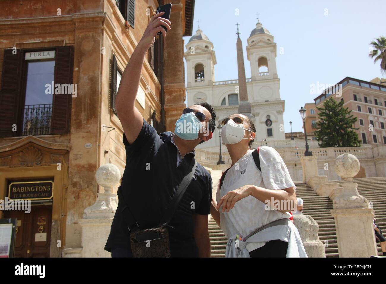 Roma, Italia, 17 maggio 2020: Una coppia di turisti si scatta un selfie in piazza di Spagna a Roma, nell'ultimo giorno di lockdown dopo quasi 3 mesi di quarantena per causa della pandemia Covid-19. Stock Photo