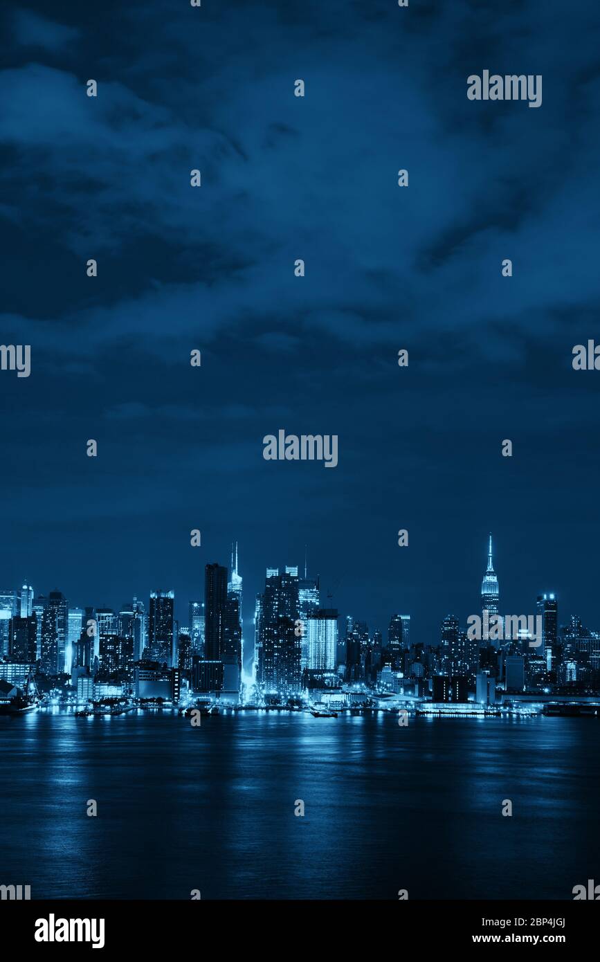 Manhattan midtown skyscrapers and New York City skyline at night Stock ...