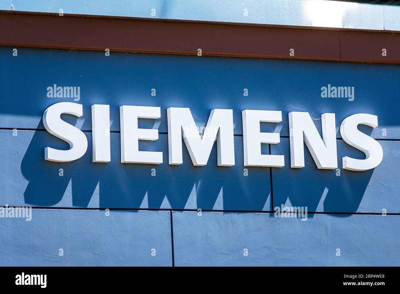 Siemens sign at German multinational conglomerate company Siemens AG office in Silicon Valley - Campbell, CA, USA - 2020 Stock Photo