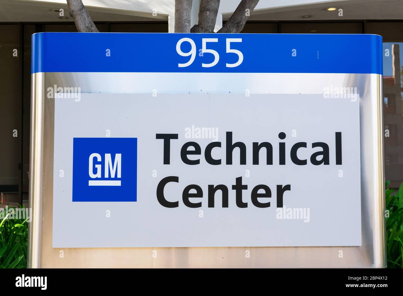 General Motors, GM, logo at Silicon Valley Technical Center campus - Sunnyvale, CA, USA - 2020 Stock Photo