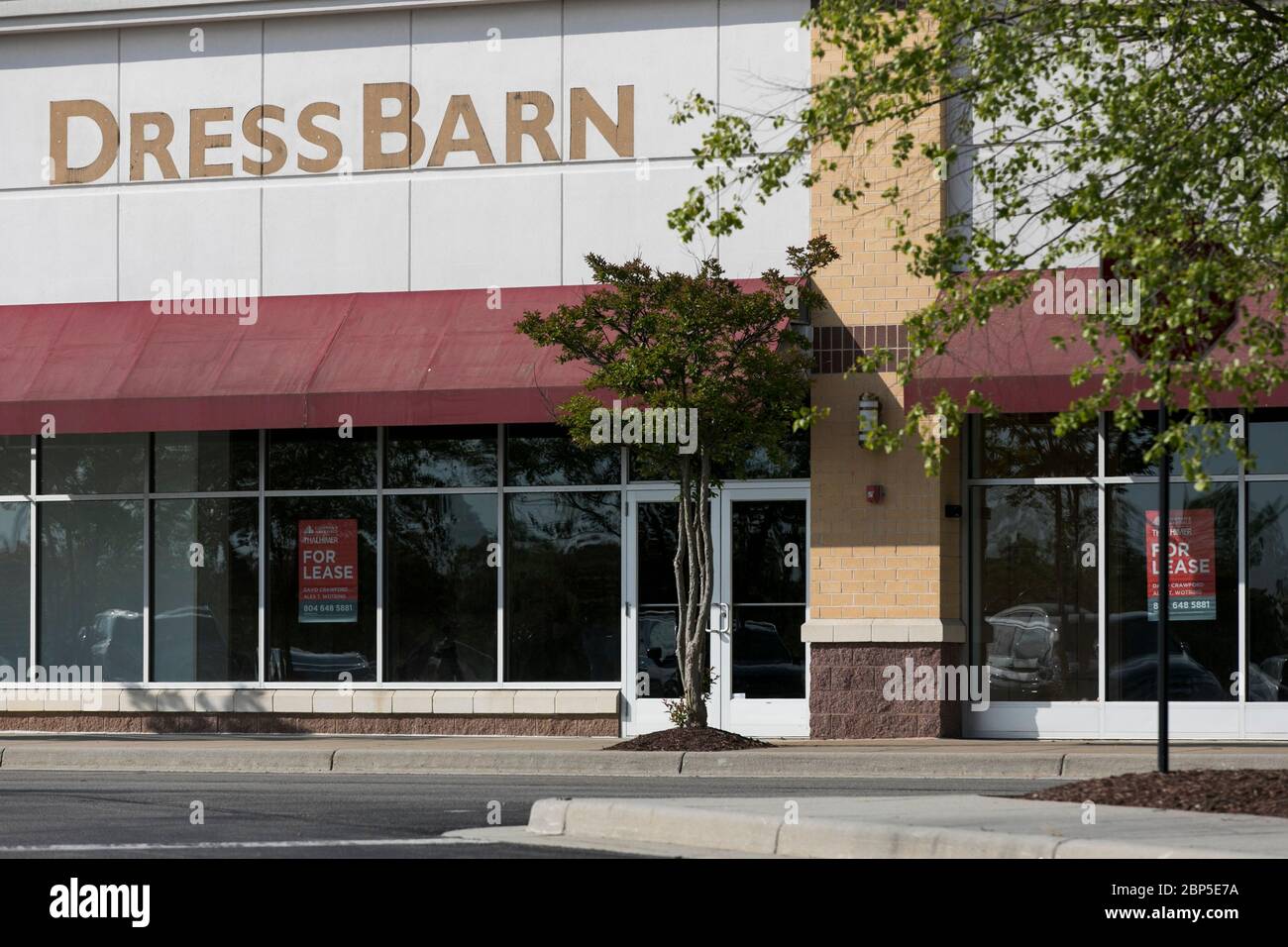 Dress barn storefront hi-res stock photography and images - Alamy