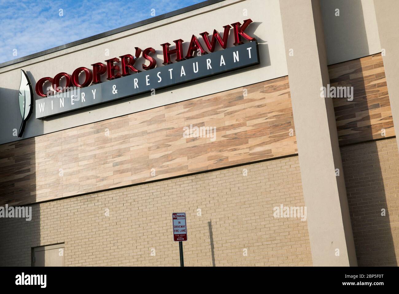 Coopers hawk hires stock photography and images Alamy