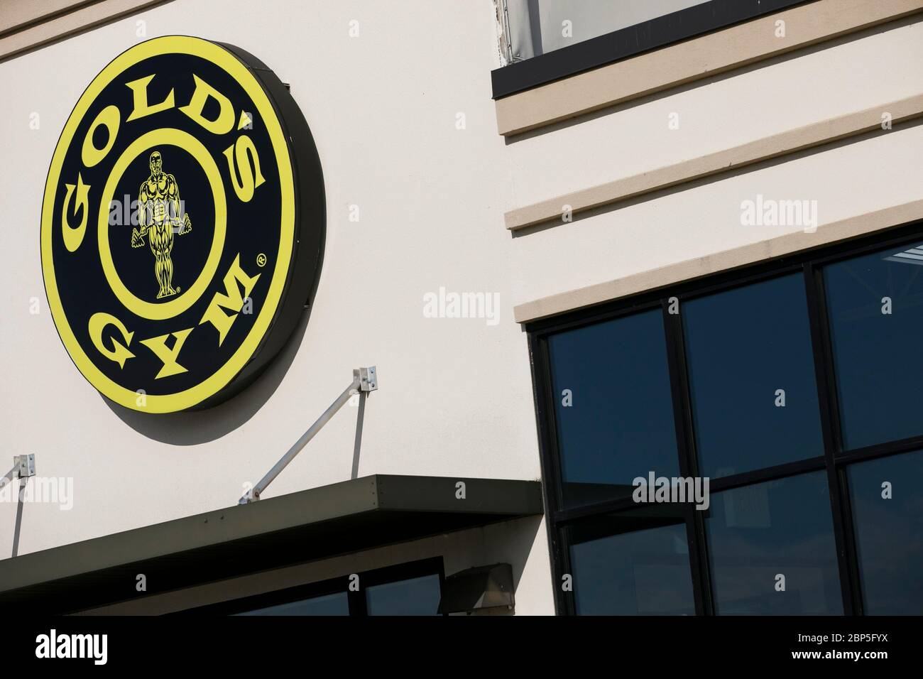 Golds gym sign hi-res stock photography and images - Alamy