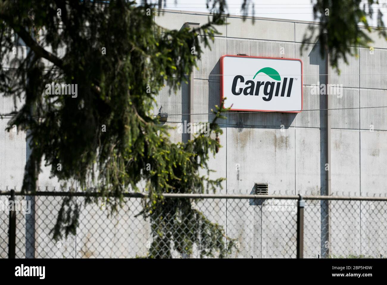 A logo sign outside of a Cargill poultry processing plant in Dayton, Virginia on May 13, 2020. Stock Photo