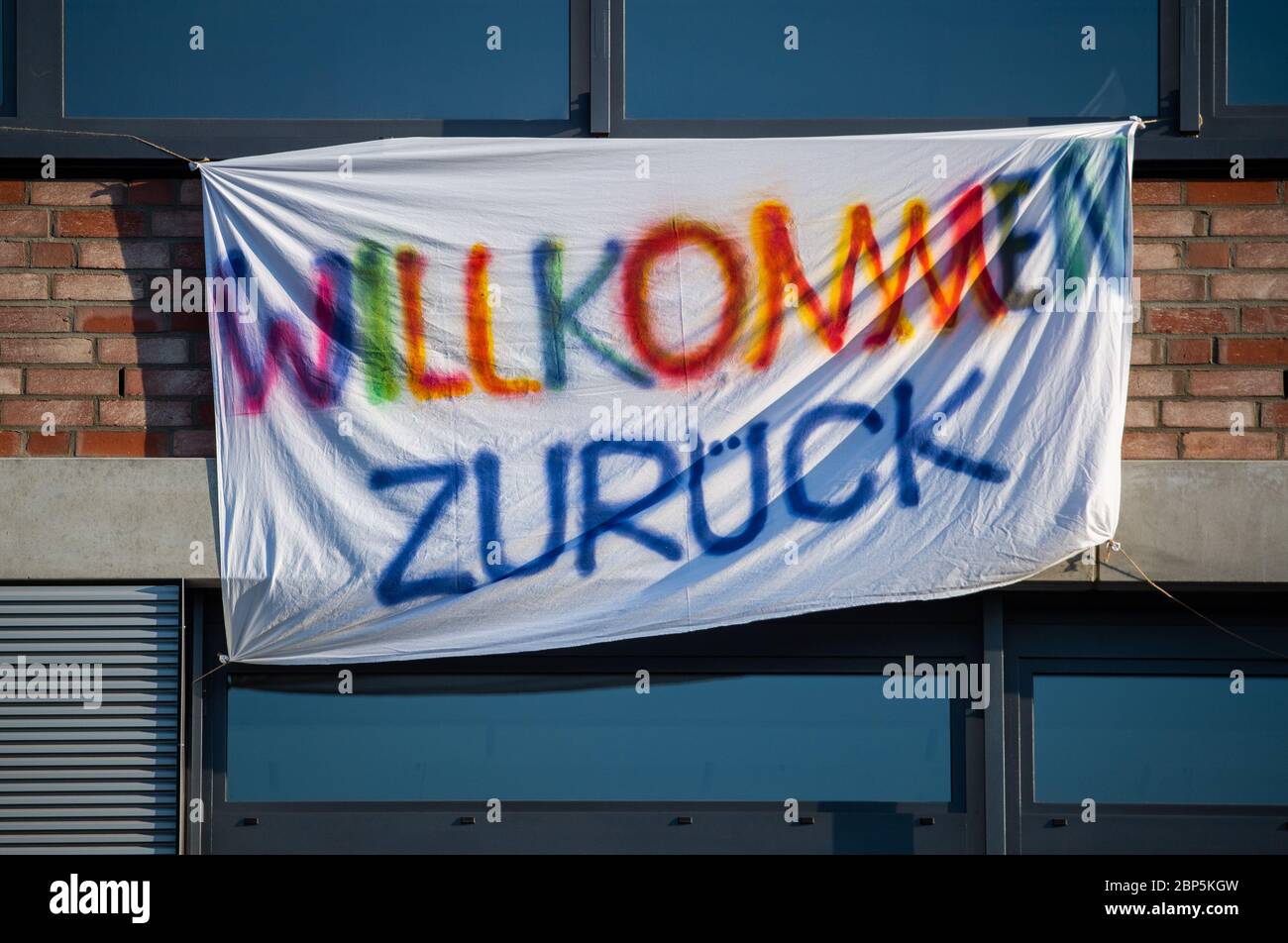 Dresden, Germany. 18th May, 2020. A bed sheet that says "Welcome back" is  hanging from a school. From this Monday on, primary and secondary schools  will open their doors again after weeks