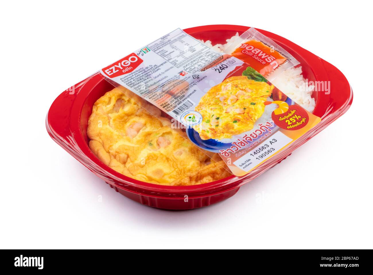 CHONBURI, THAILAND-MAY 15, 2020 : Shrimp omelette with rice in plastic box food package and chilli sauce in sachet. Microwave food for to go. Ready Stock Photo