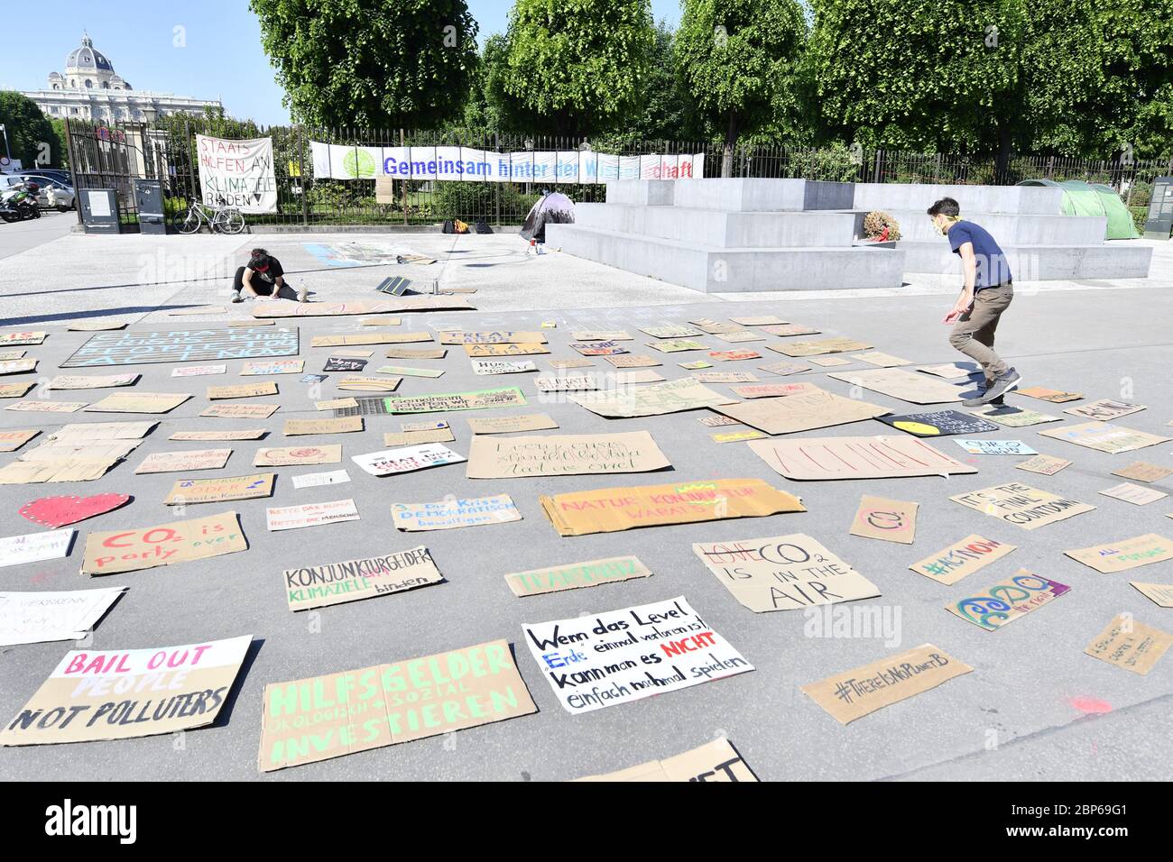 Vienna, Austria. May 18, 2020. Since Wednesday May 6, 2020, activists from Fridays For Future have been on strike at the ' FutureCamp' in front of the Federal Chancellery. The activists are demanding a 'climate corona deal' from the Austrian government. Credit: Franz Perc / Alamy Live News Stock Photo