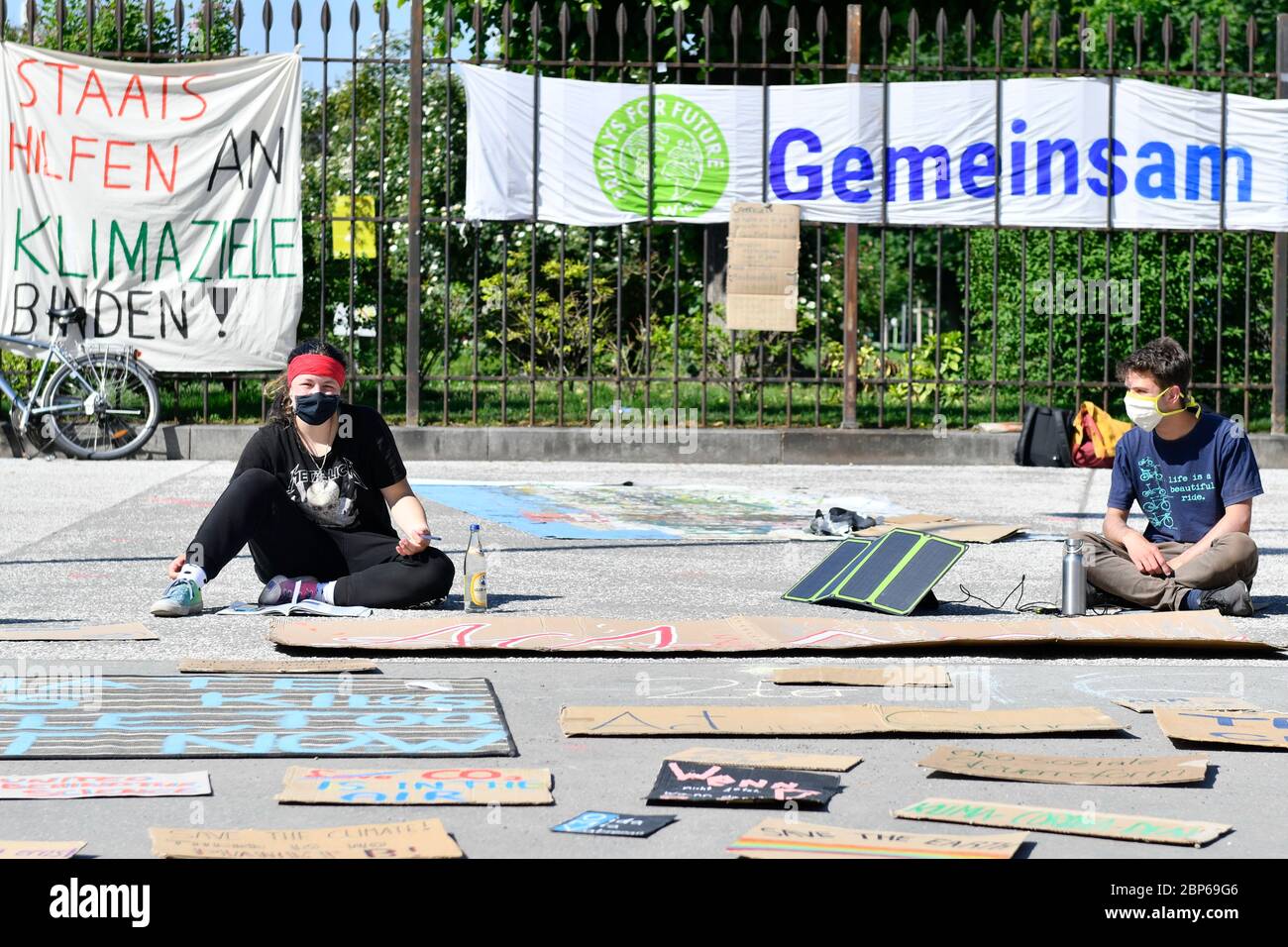 Vienna, Austria. May 18, 2020. Since Wednesday May 6, 2020, activists from Fridays For Future have been on strike at the ' FutureCamp' in front of the Federal Chancellery. The activists are demanding a 'climate corona deal' from the Austrian government. Credit: Franz Perc / Alamy Live News Stock Photo