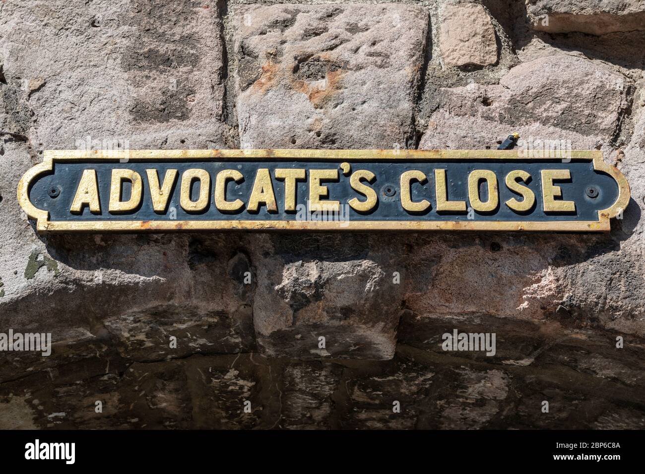 Advocate’s Close sign off the Royal Mile in Edinburgh Old Town, Scotland, UK Stock Photo