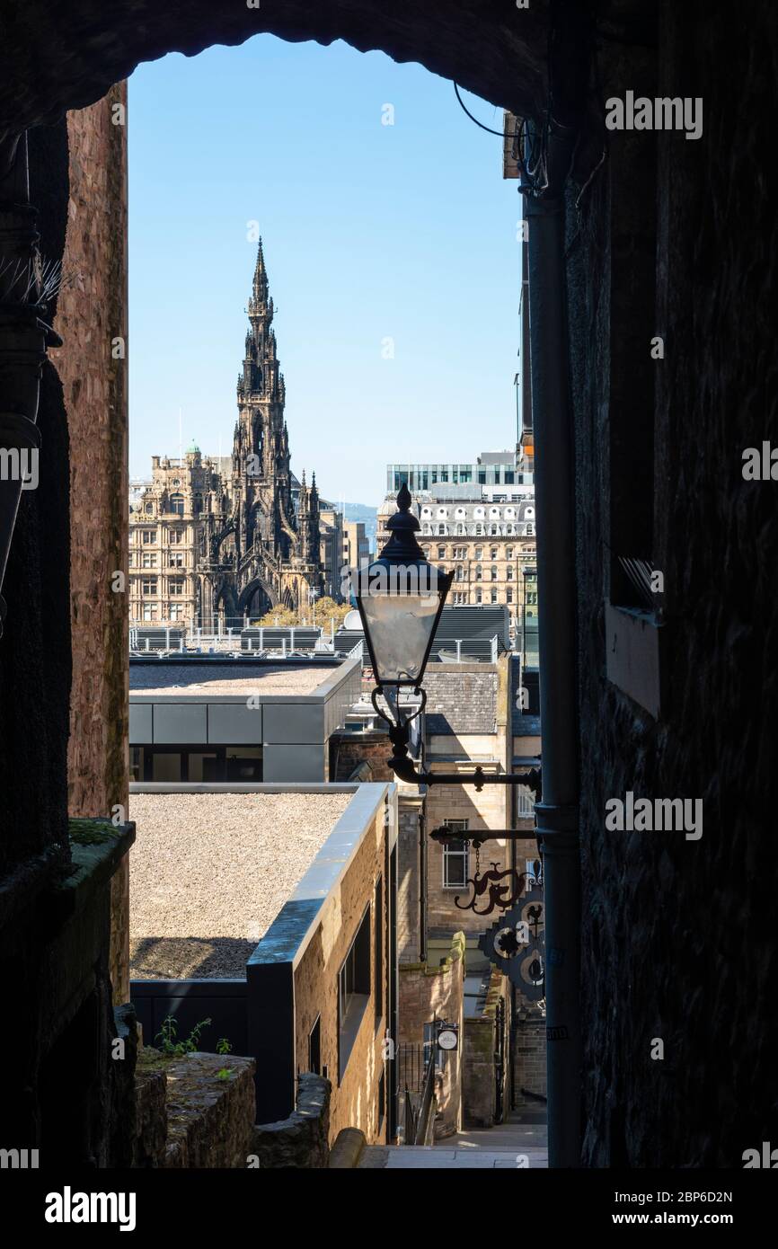 Advocate’s Close, a narrow alleyway of medieval origin off the Royal Mile, with classic view of the Scott Monument – Edinburgh Old Town, Scotland, UK Stock Photo