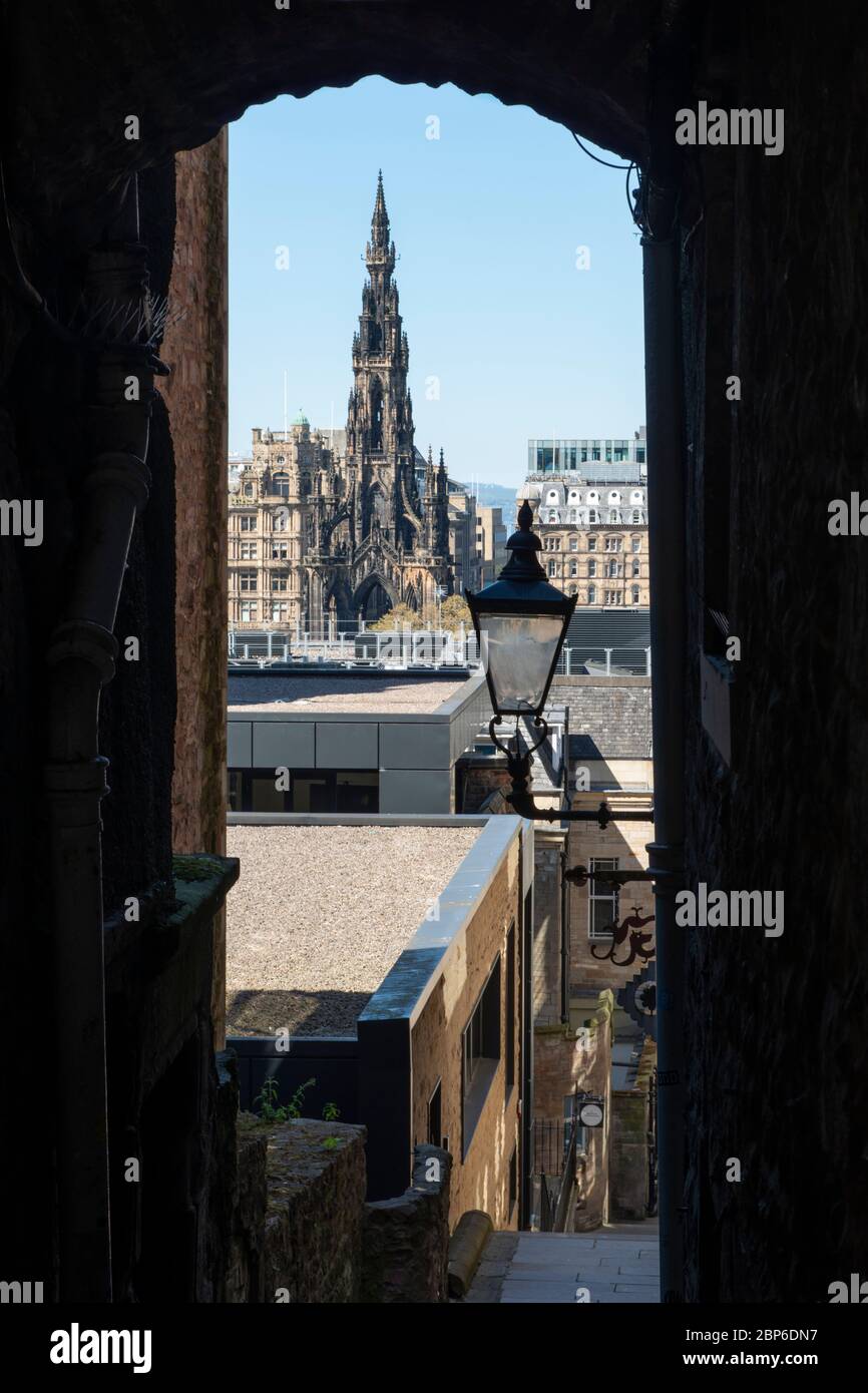 Advocate’s Close, a narrow alleyway of medieval origin off the Royal Mile, with classic view of the Scott Monument – Edinburgh Old Town, Scotland, UK Stock Photo