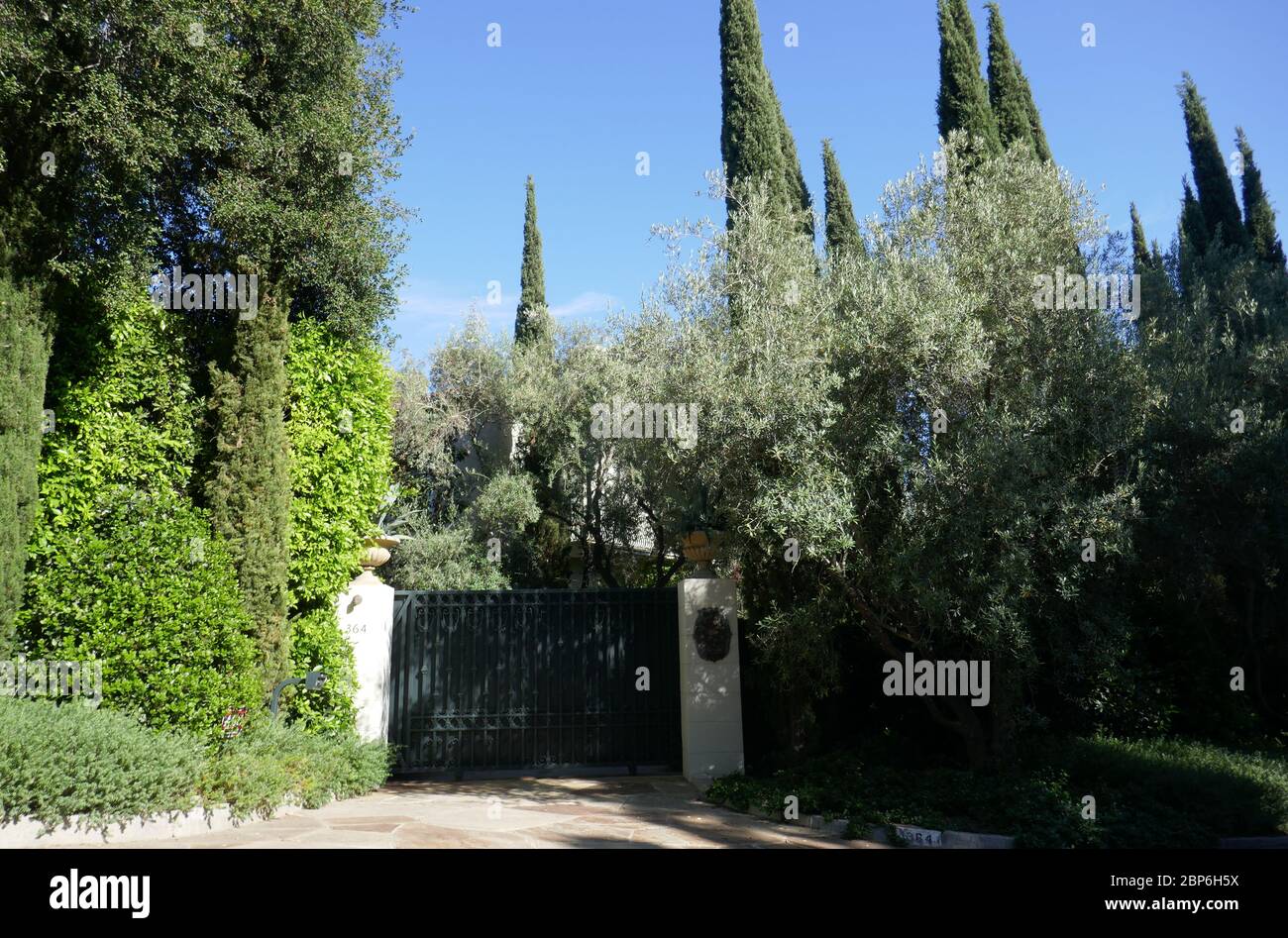 Los Angeles, California, USA 17th May 2020 A general view of atmosphere of former home/residence of singer Cher, singer Sonny Bono, actor Tony Curtis and publisher Larry Flynt at 364 St Cloud Road in Bel Air on May 17, 2020 in Los Angeles, California, USA. Photo by Barry King/Alamy Stock Photo Stock Photo