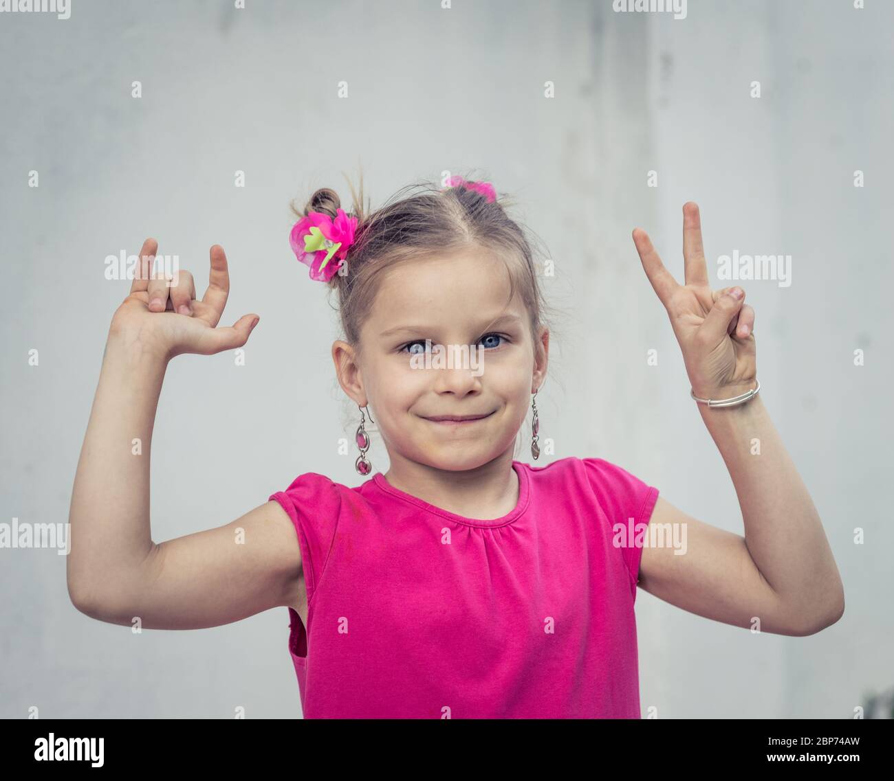 Outdoor portrait of a young girl in pink dress Stock Photo - Alamy