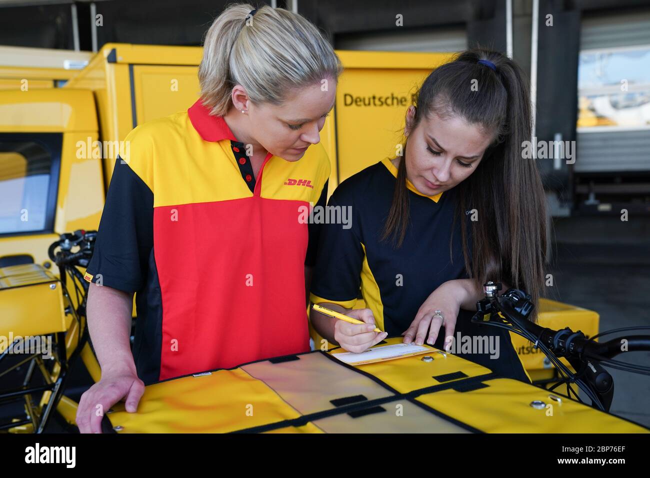 Fototermin '10.000ster StreetScooter bei Deutsche Post DHL Group' in Koeln Stock Photo