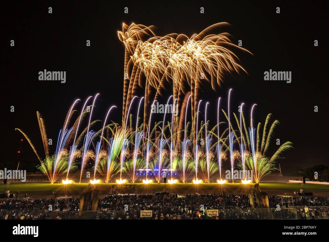 North Star Fireworks (Norwegen), Fireworks at the highest level, showdown of the Koenigsklasse at the Pyronale 2019 on the Maifeld in front of the Berlin Olympic Stadium. Stock Photo