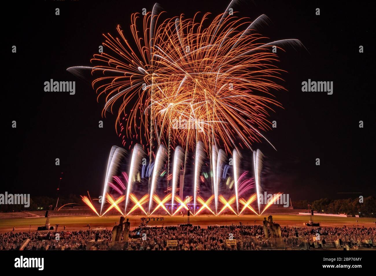 North Star Fireworks (Norwegen), Fireworks at the highest level, showdown of the Koenigsklasse at the Pyronale 2019 on the Maifeld in front of the Berlin Olympic Stadium. Stock Photo