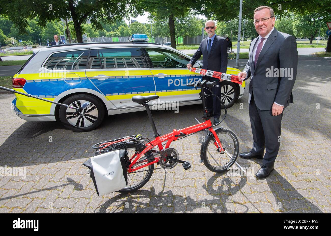 Hanover, Germany. 18th May, 2020. Volker Kluwe (l), Police Commissioner of Hanover, and Boris Pistorius (SPD), Minister of the Interior of Lower Saxony, stand at the presentation of a state-wide traffic prevention campaign on the topic of 'Distance to Cyclists' in road traffic. A distance of at least 1.5 metres must be maintained from cyclists in road traffic. Credit: Julian Stratenschulte/dpa/Alamy Live News Stock Photo