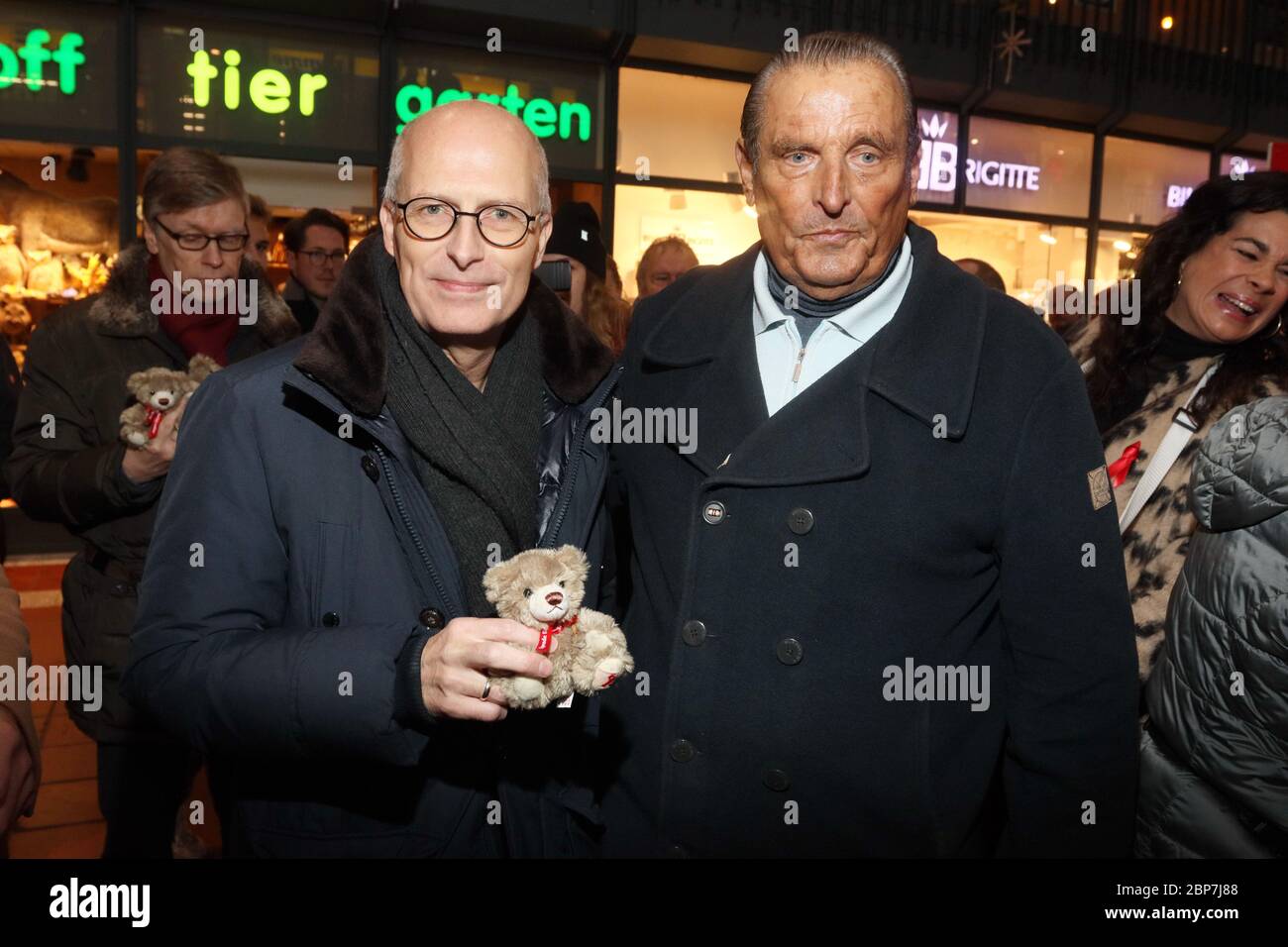 Peter Tschentscher,Dieter Bruhn (Eels Dieter),Beacon Teddy Action 2019,press launch,Wandelhalle Hamburg hautbahnhof,21.11.2019 Stock Photo