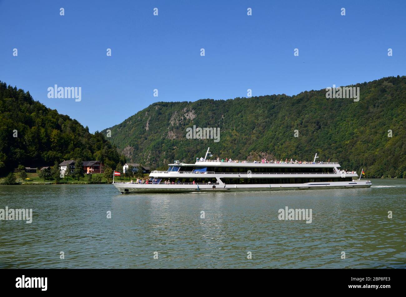 Flussschiff auf der Donau bei der Schlögener Schlinge Stock Photo