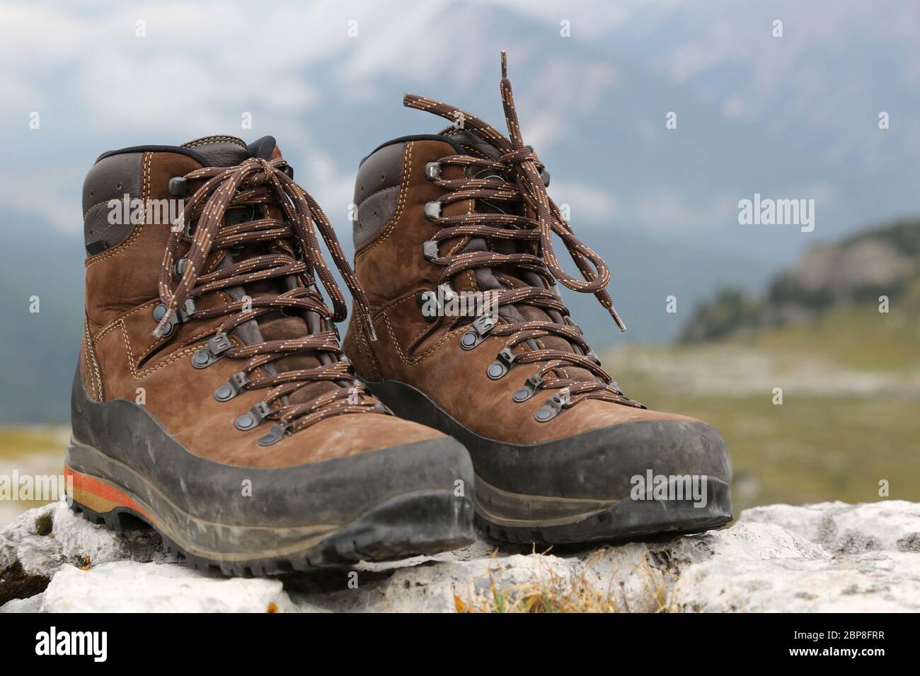 Wanderstiefel von einem Wanderer in den Alpen Bergen Stock Photo