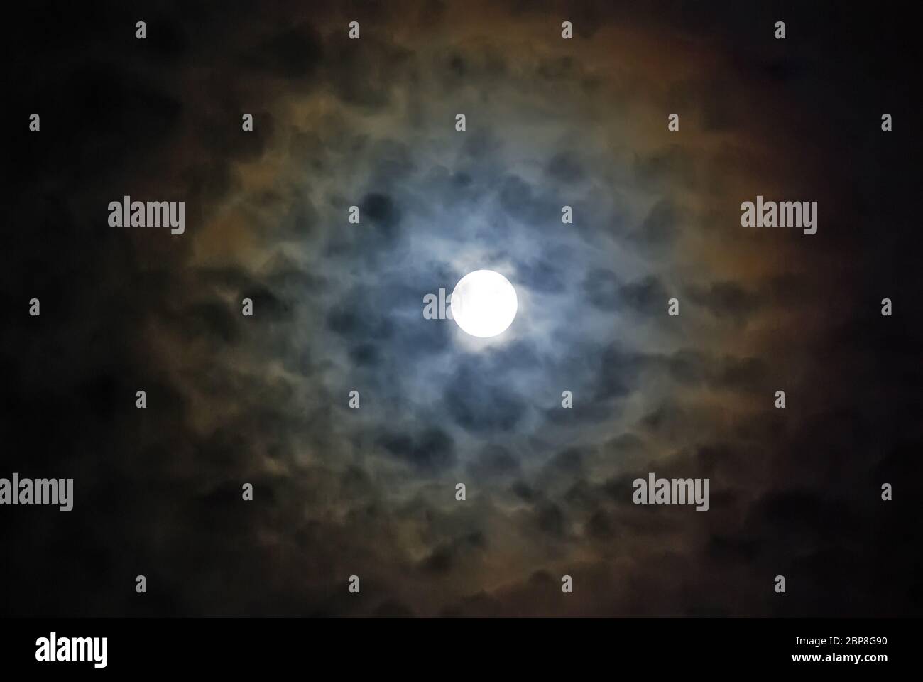 Mond-Corona mit Schäfchenwolken Stock Photo