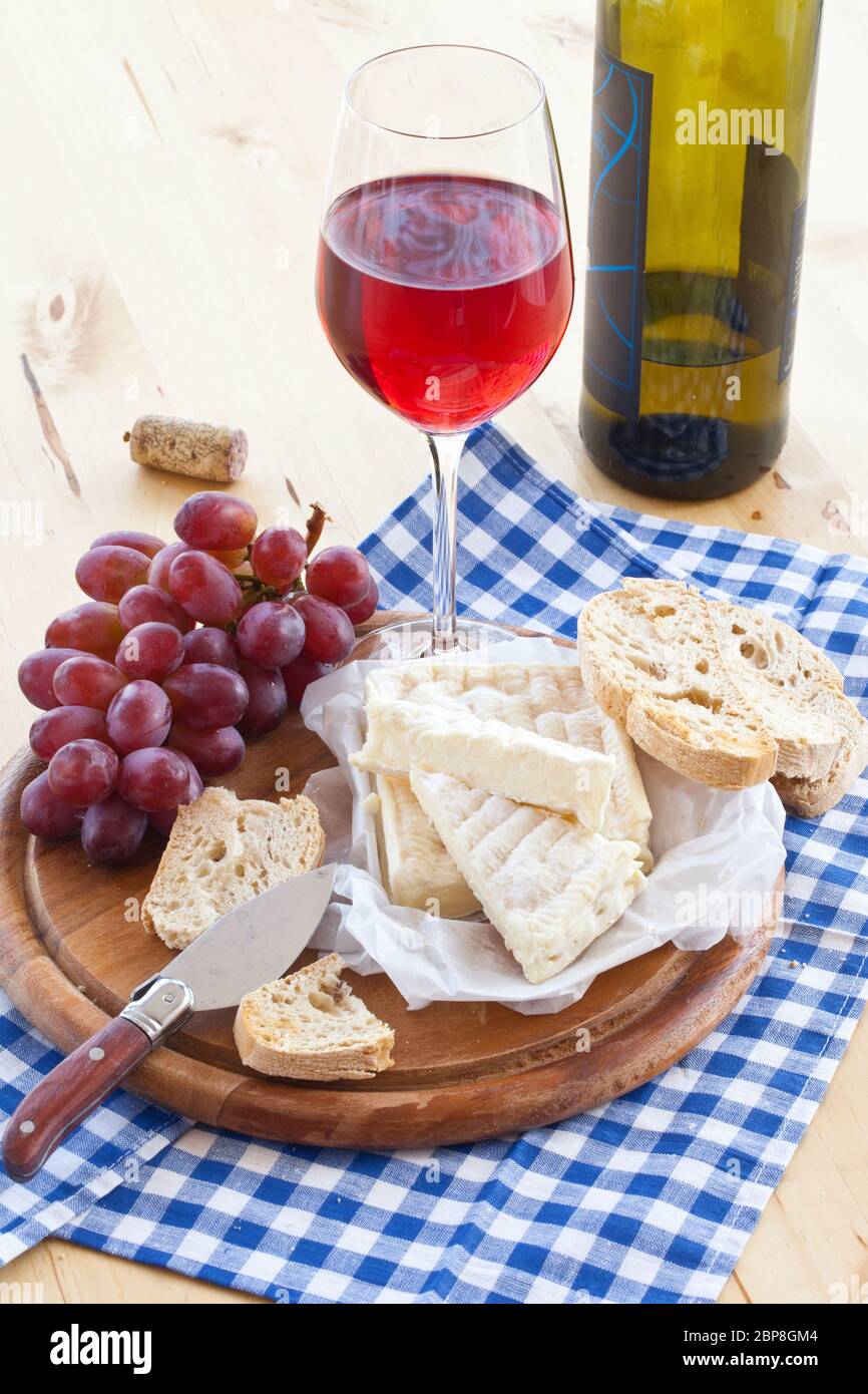 Ein Glas Rotwein,Kaese und frisches Baguette Stock Photo