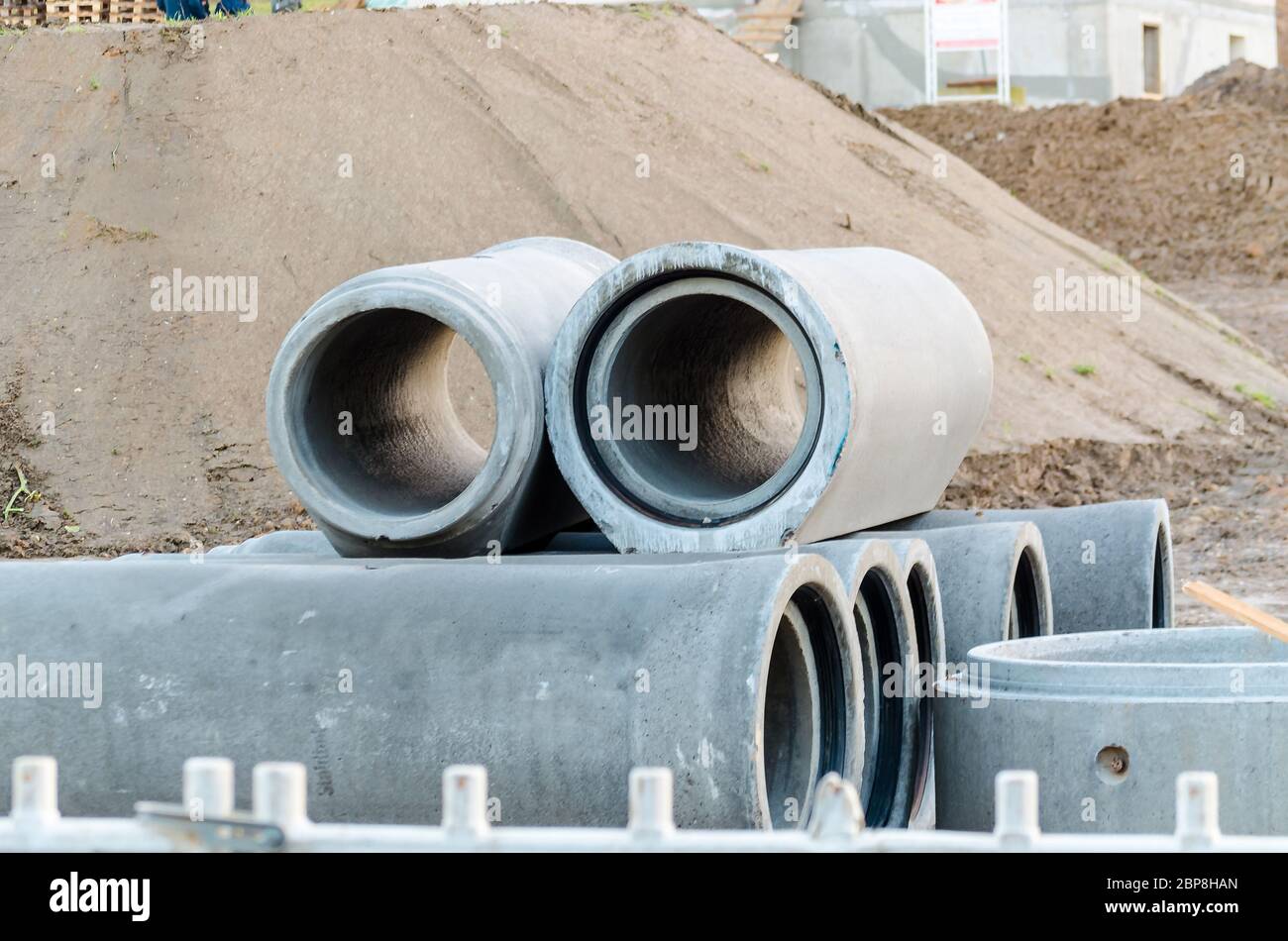 Abwasser, Kanalrohre aus Beton an einer Baustelle. Stock Photo