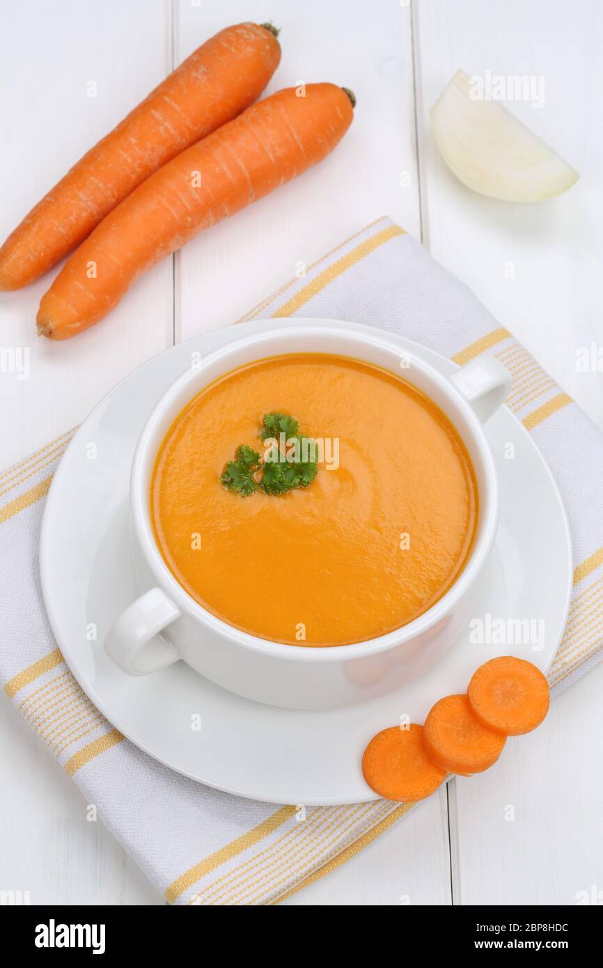 Karottensuppe Karotten Möhren Suppe in Suppentasse Gericht Stock Photo