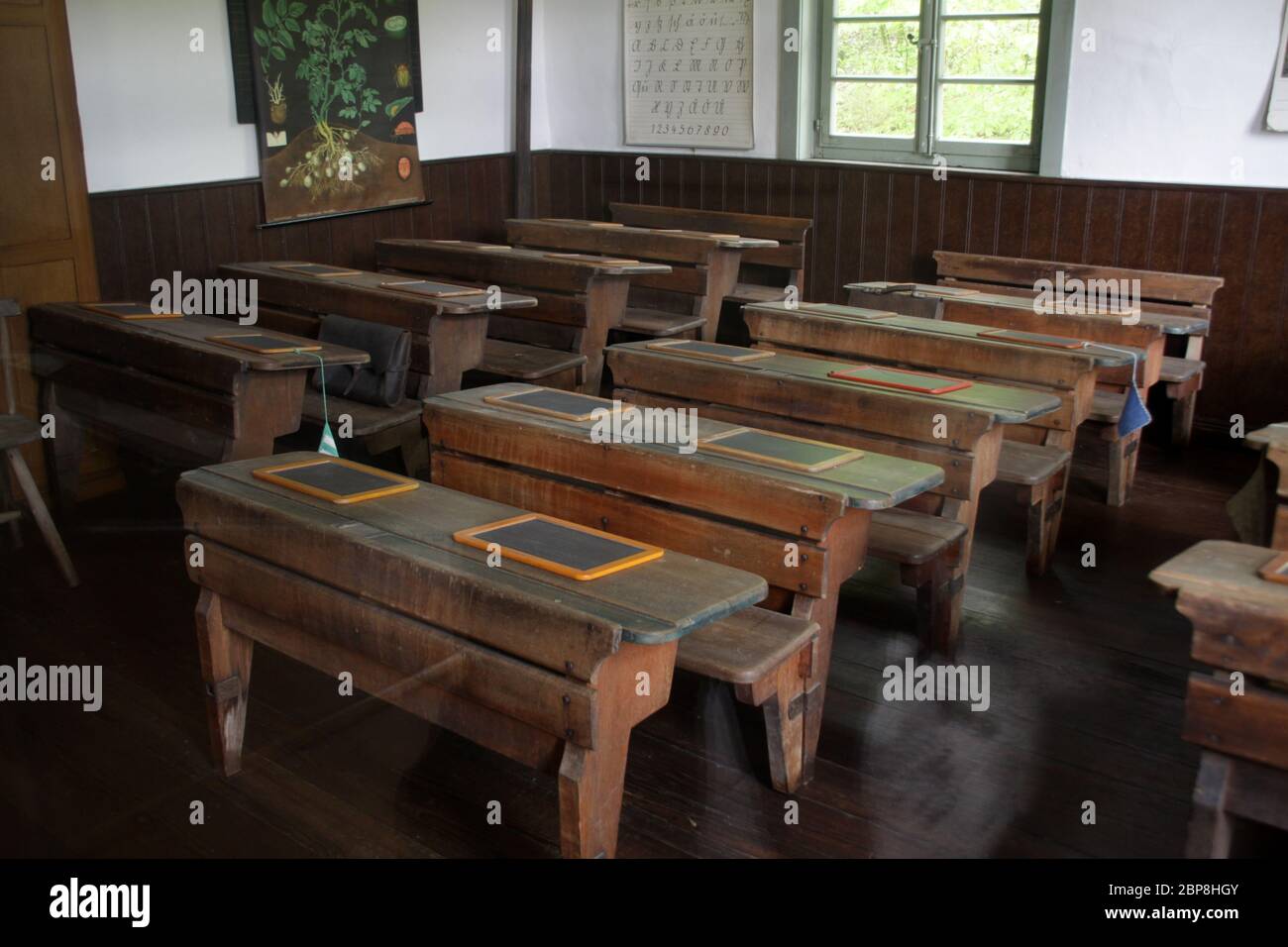 Alte Schulbänke in einem Klassenzimmer Stock Photo