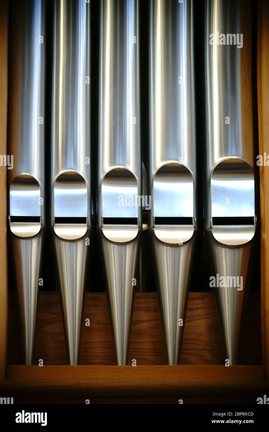 Die Nahaufnahme von glänzenden Orgelpfeifen aus Metall. Stock Photo