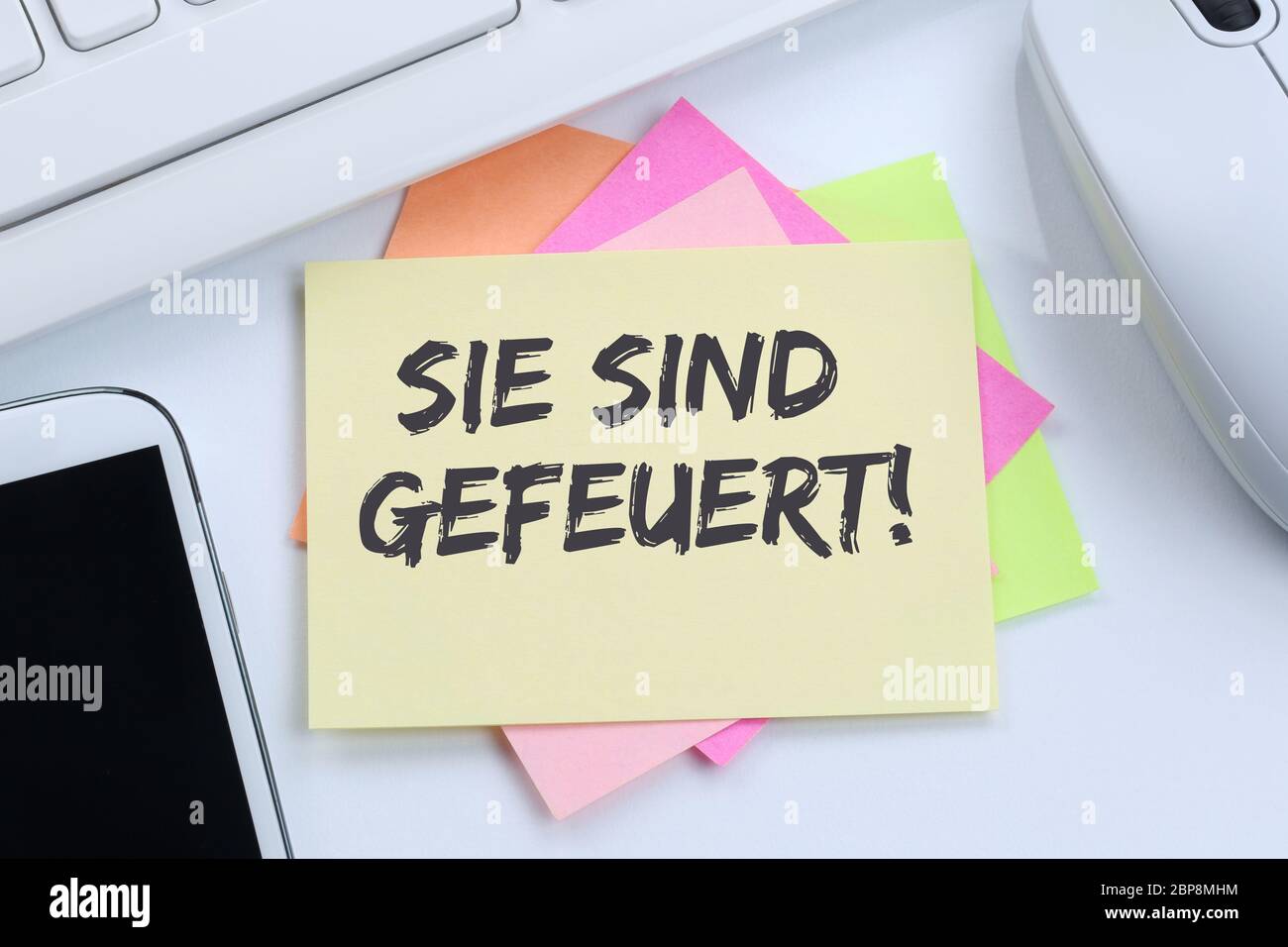 Sie sind gefeuert entlassen Entlassung Kündigung Jobs Job Arbeit Schreibtisch Computer Tastatur Stock Photo
