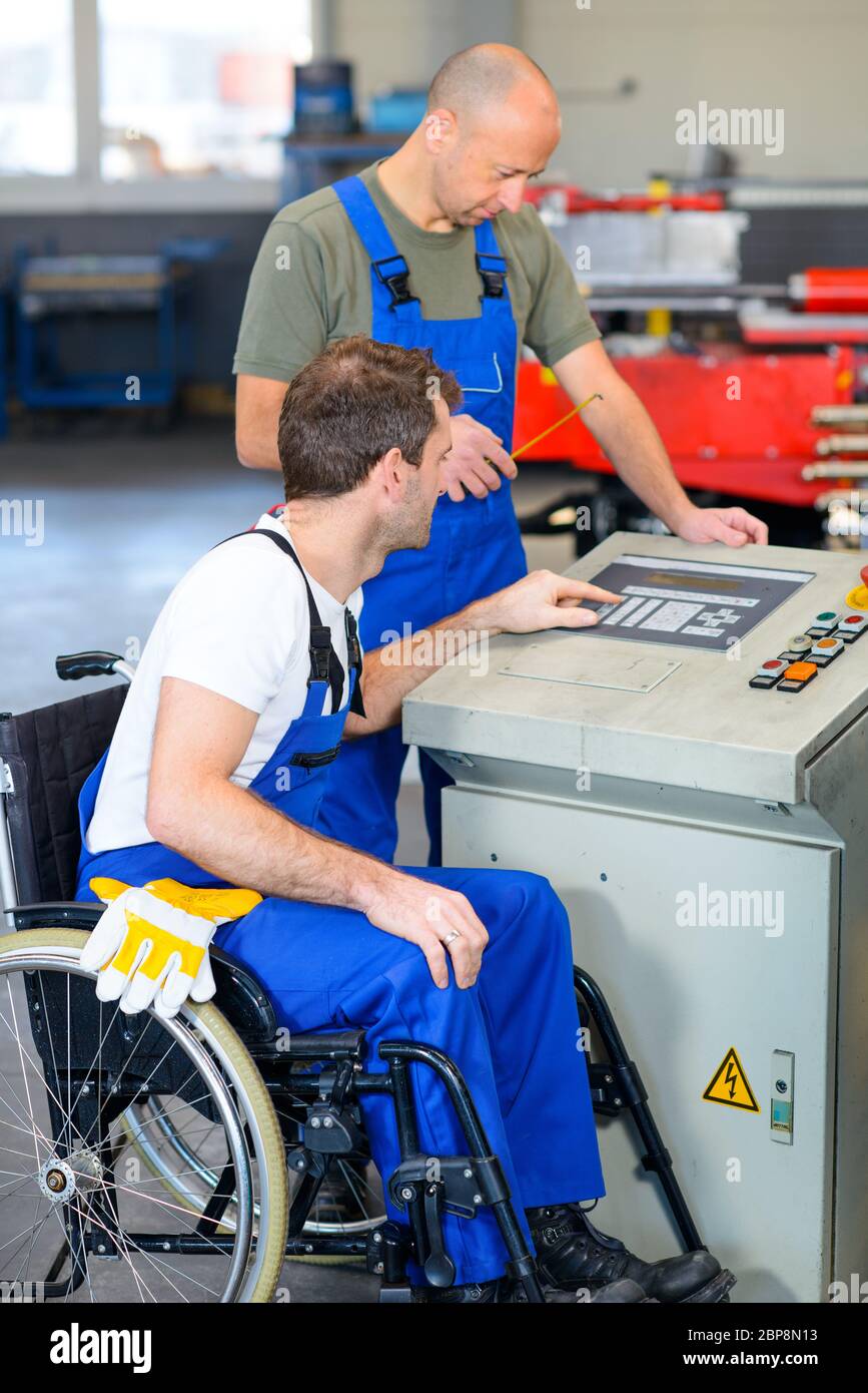 Использующие труд инвалидов. Труд инвалидов. Инвалид работает. Занятость инвалидов. Инвалид за компьютером.